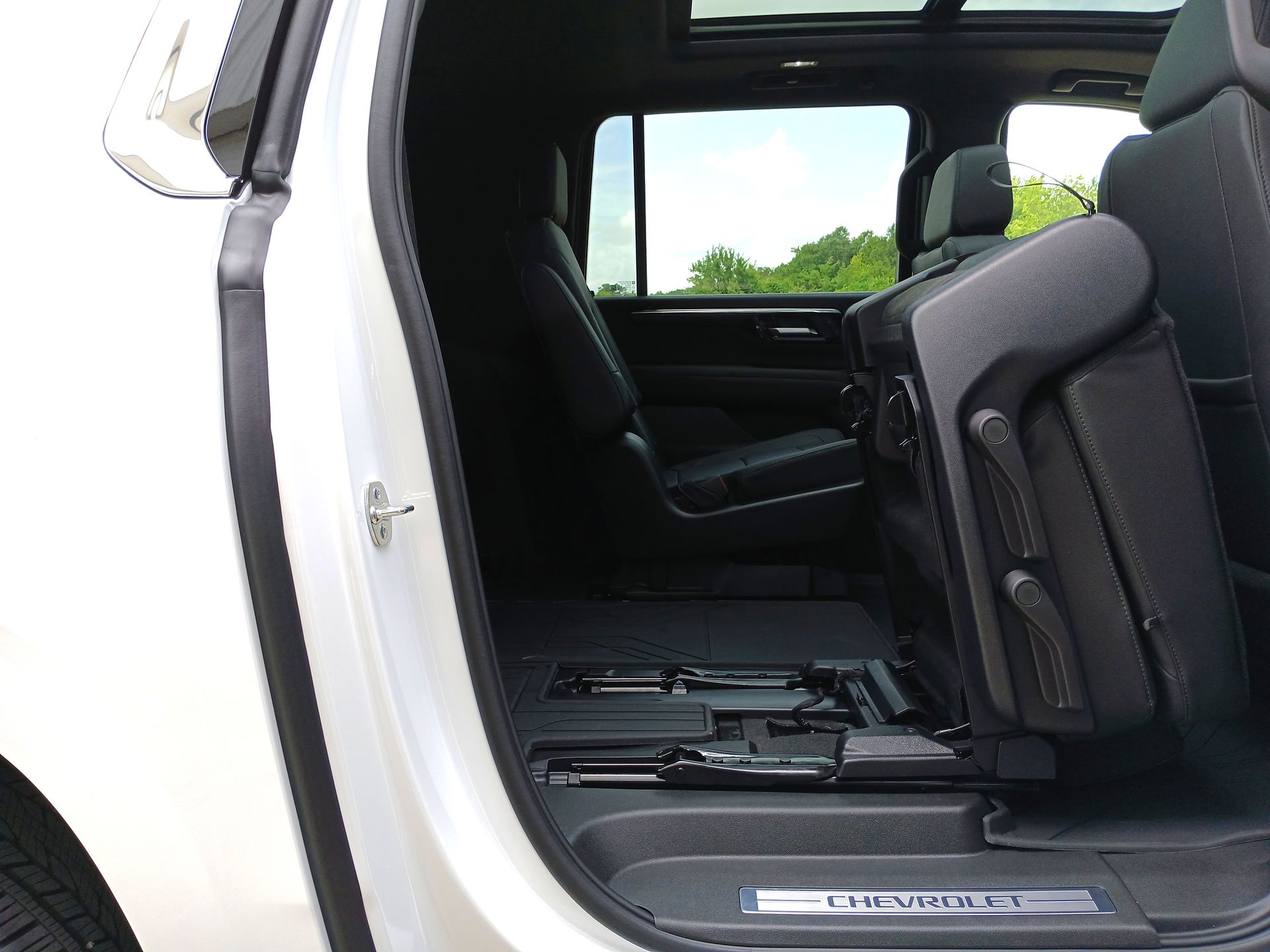 2025 Chevrolet Suburban LT photo 27