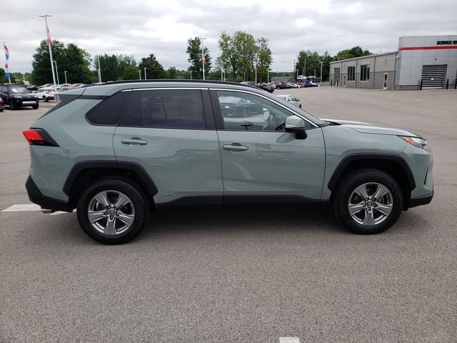 2022 Toyota RAV4 Hybrid XLE photo 4