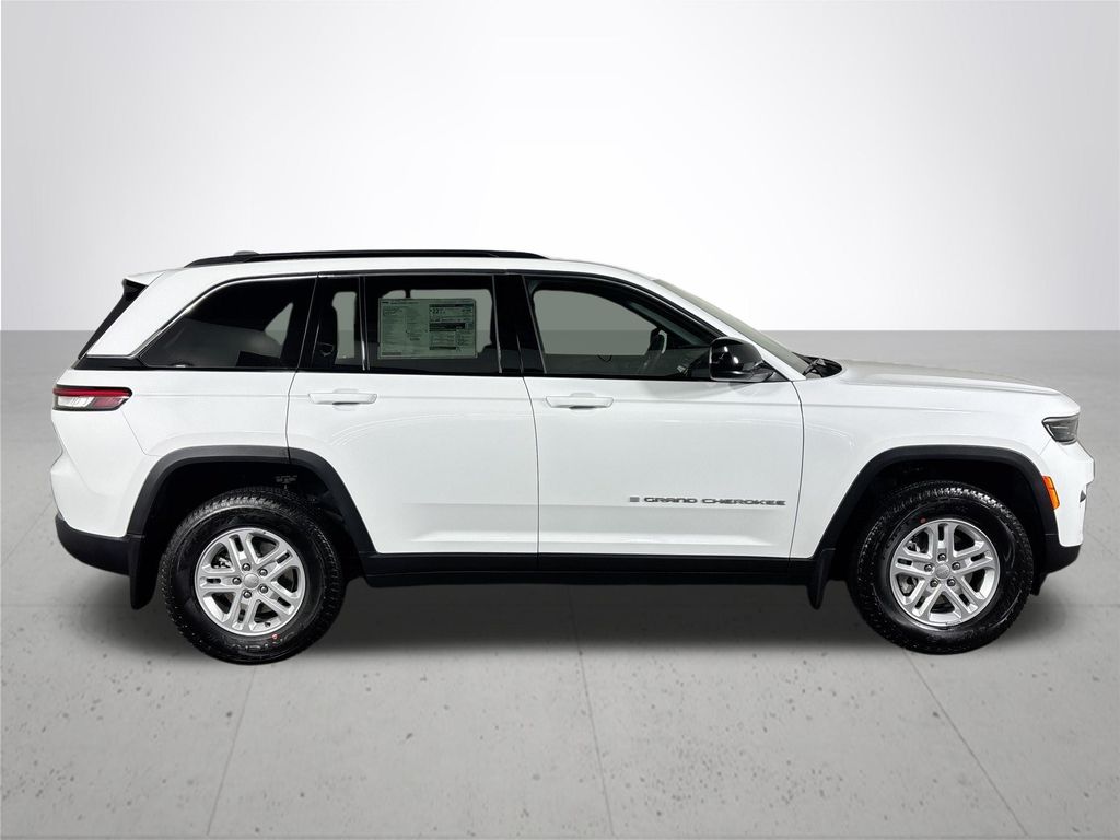 2025 Jeep Grand Cherokee Laredo photo 4