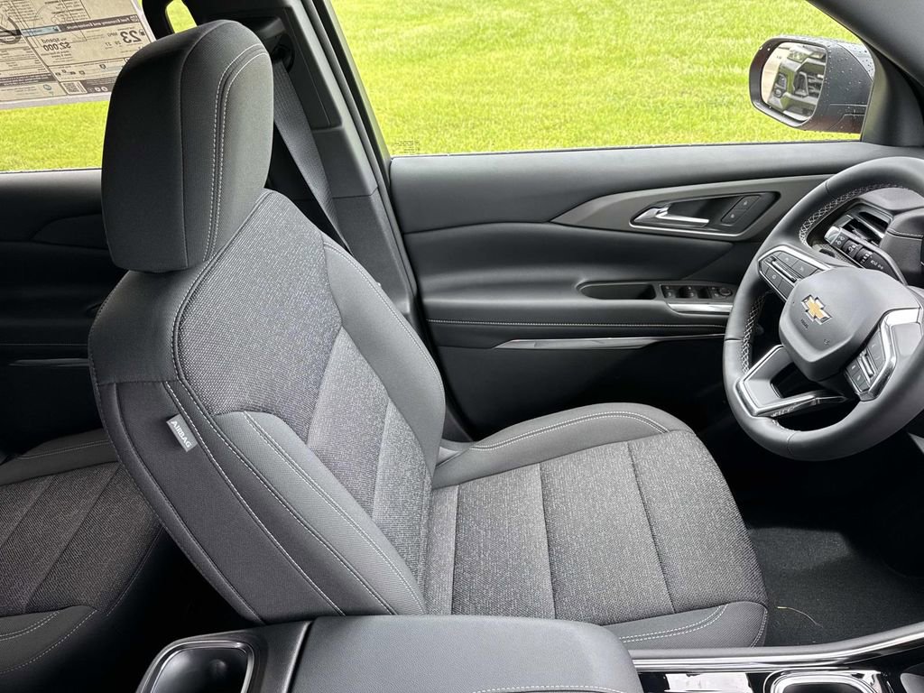 2025 Chevrolet Traverse photo 17
