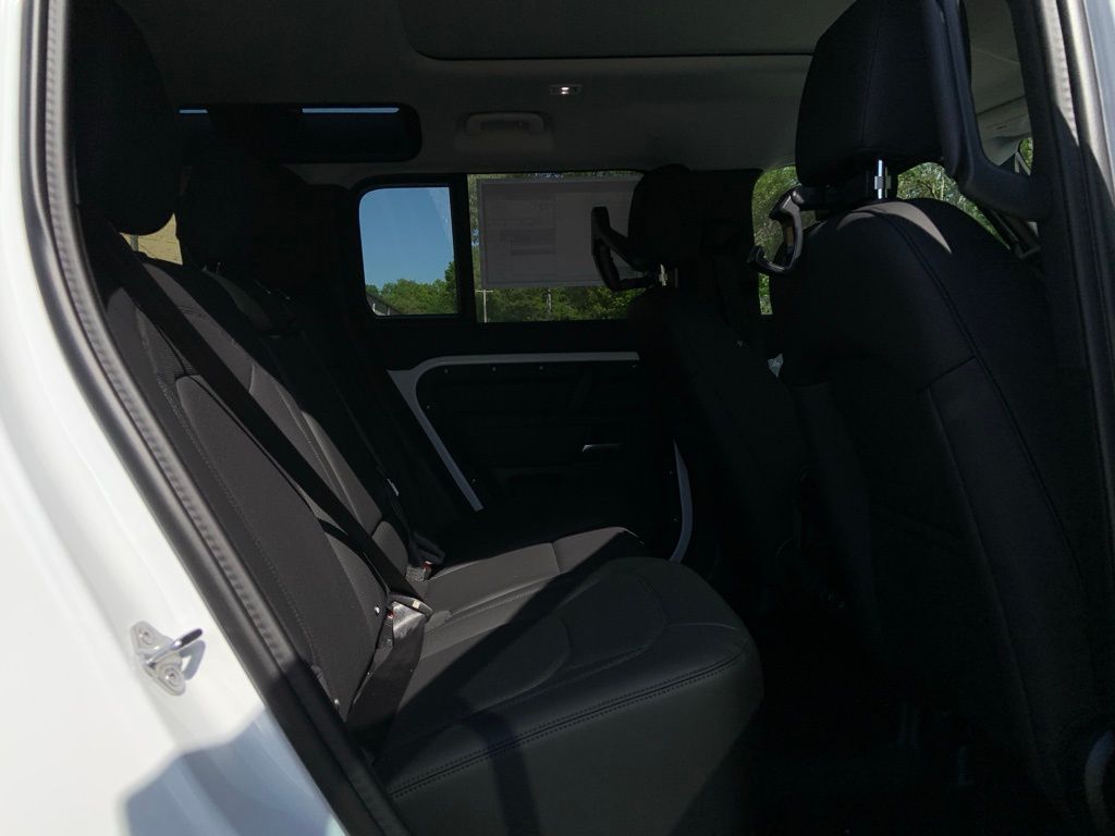 2025 Land Rover Defender 110 S photo 17