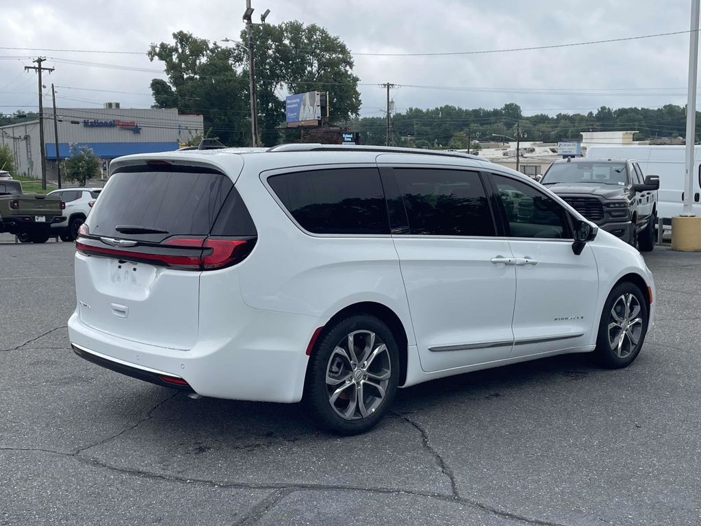 2026 Chrysler Pacifica Pinnacle photo 7