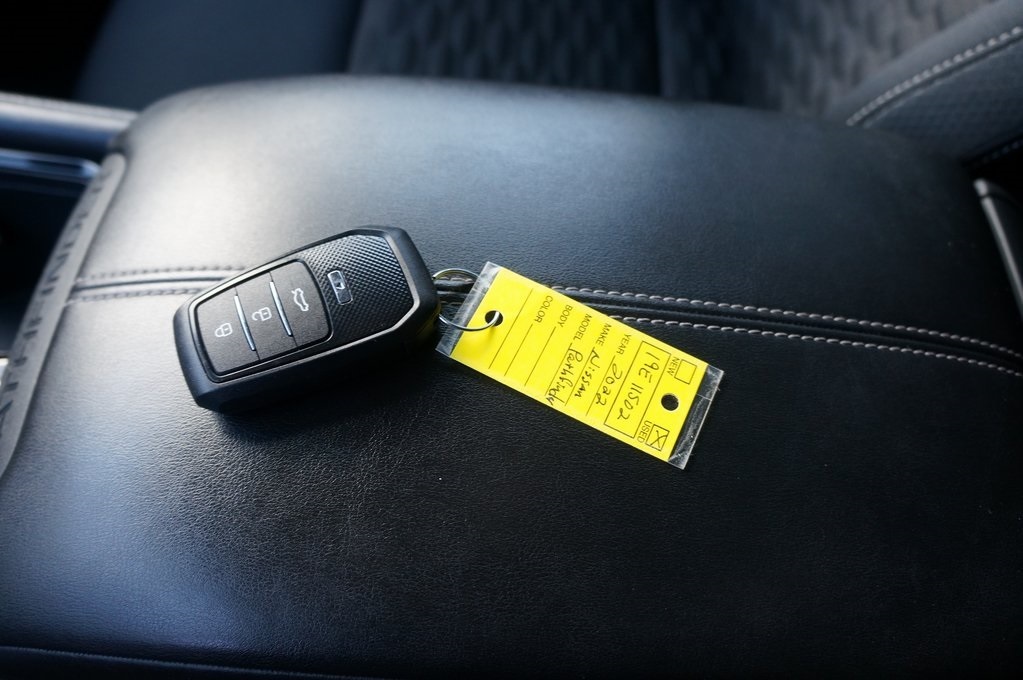 2022 Nissan Pathfinder S photo 2