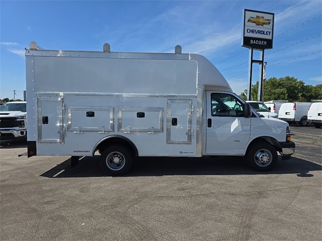 2024 Chevrolet Express Cutaway 3500 photo 2