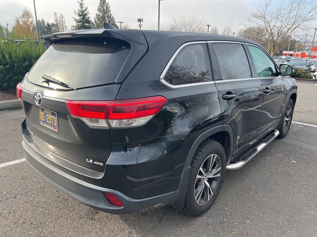2017 Toyota Highlander LE photo 4