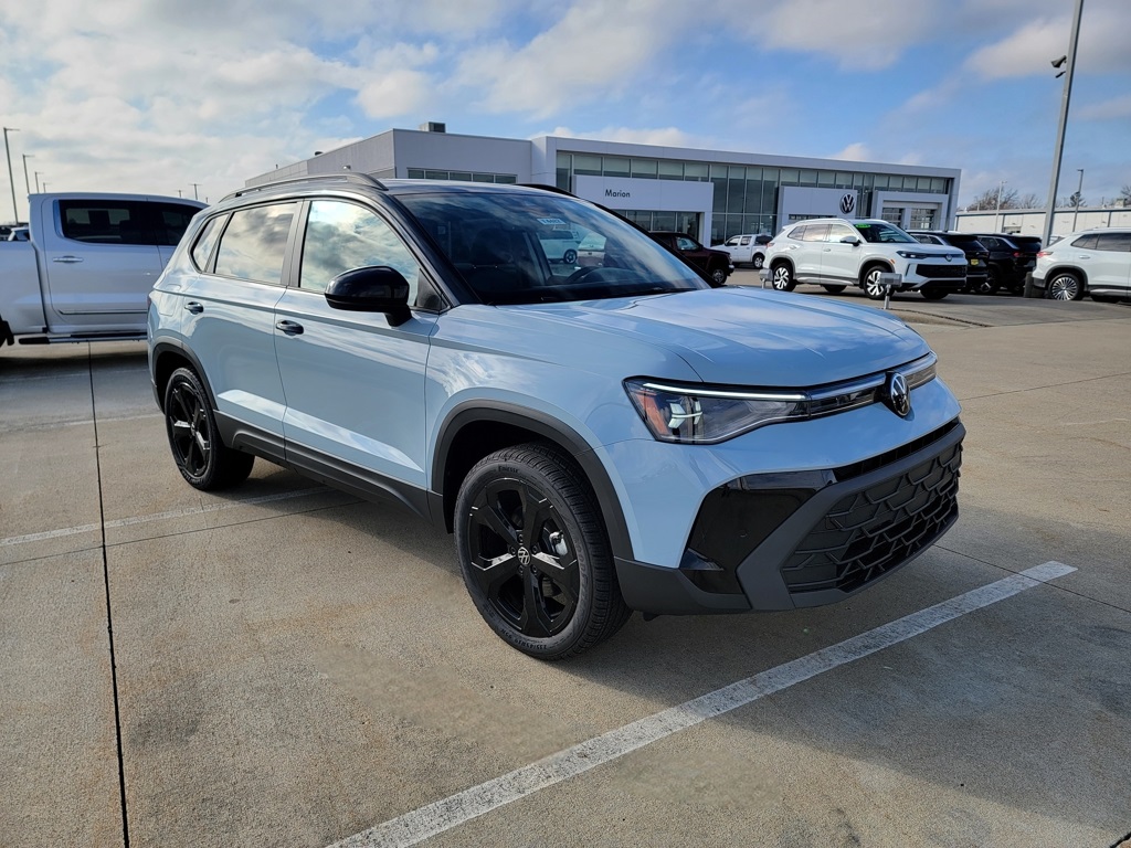 2026 Volkswagen Taos SE Black's photo