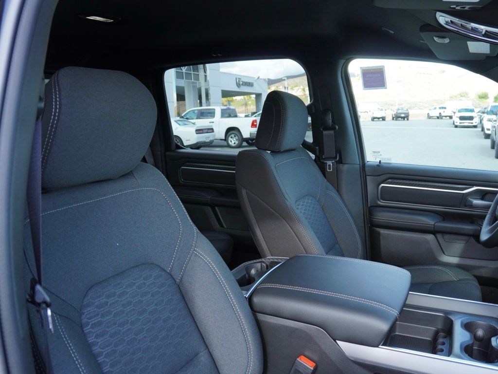 New 2026 Diamond Black Crystal Pearl-Coat Exterior Paint RAM Big Horn Night Edition image 22