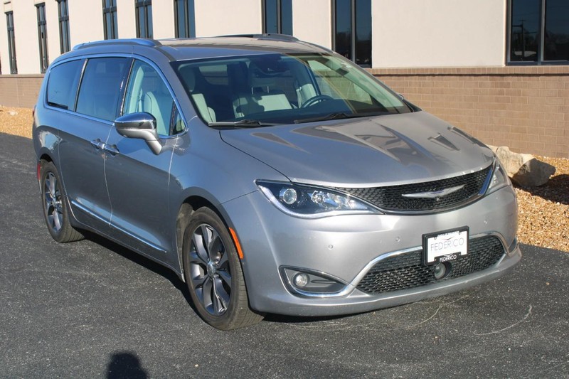 Used 2017 Chrysler Pacifica Limited with VIN 2C4RC1GG2HR620583 for sale in Wood River, IL