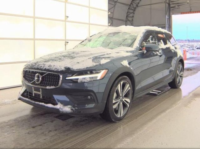 2025 Volvo V60 Cross Country Plus's photo