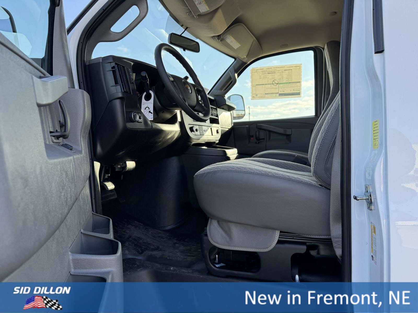 2025 Chevrolet Express Cargo 2500 photo 2