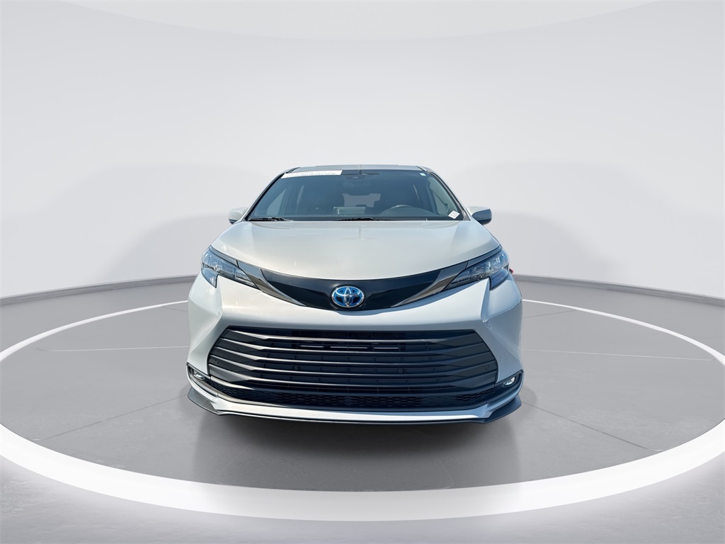 2024 Toyota Sienna LE photo 3