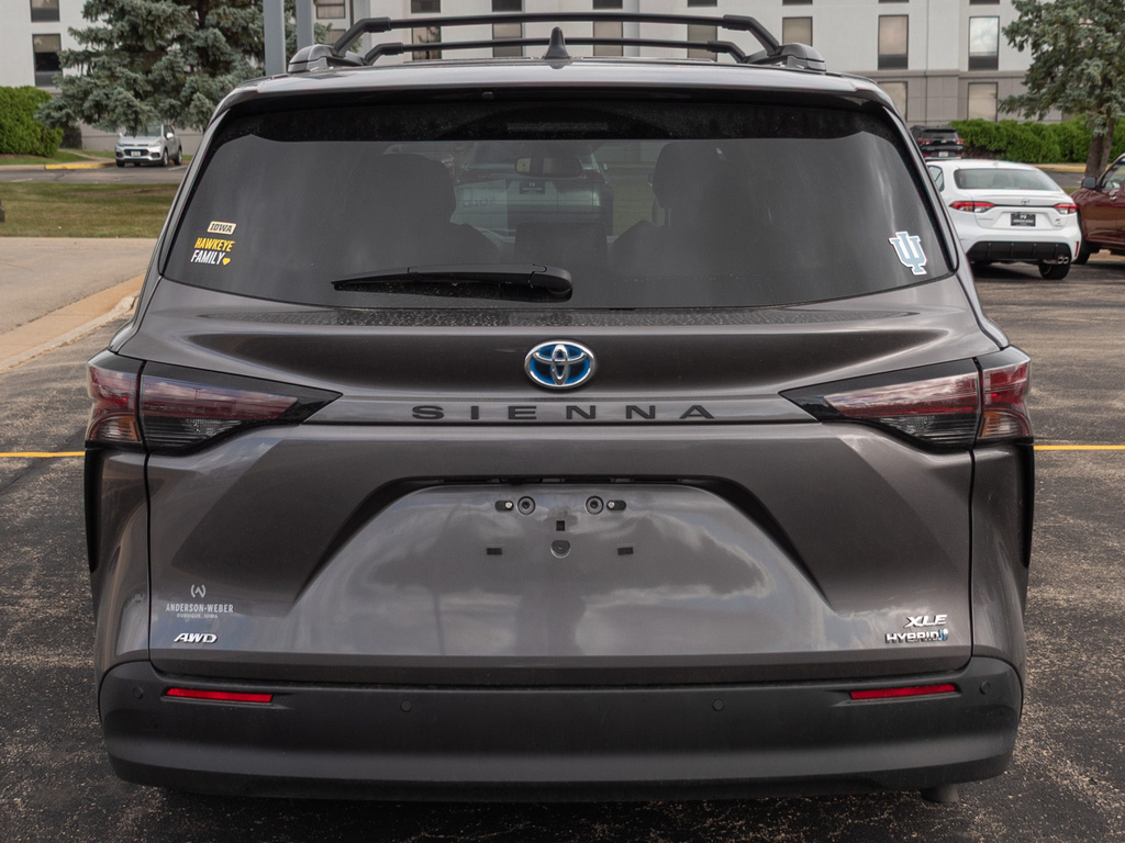 2024 Toyota Sienna XLE photo 3