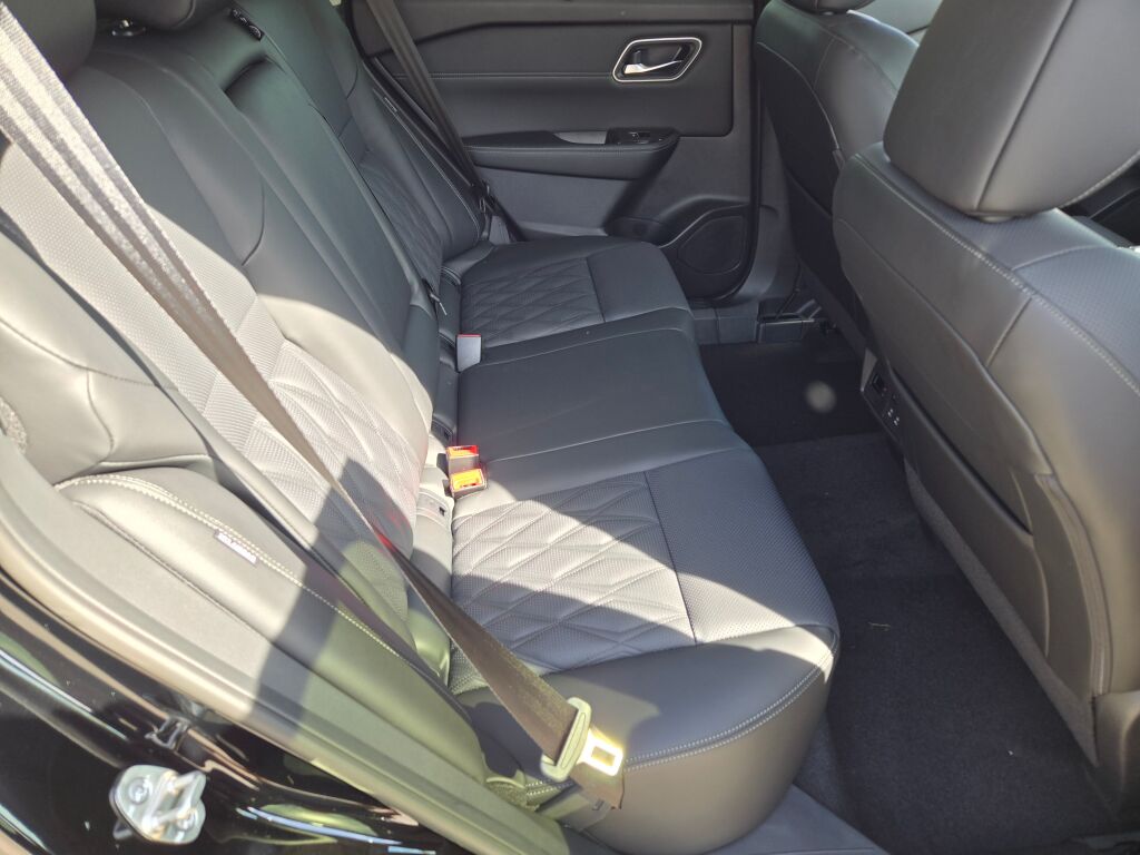 2026 Nissan Rogue Platinum photo 5