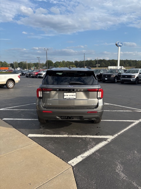 2025 Ford Explorer photo 4