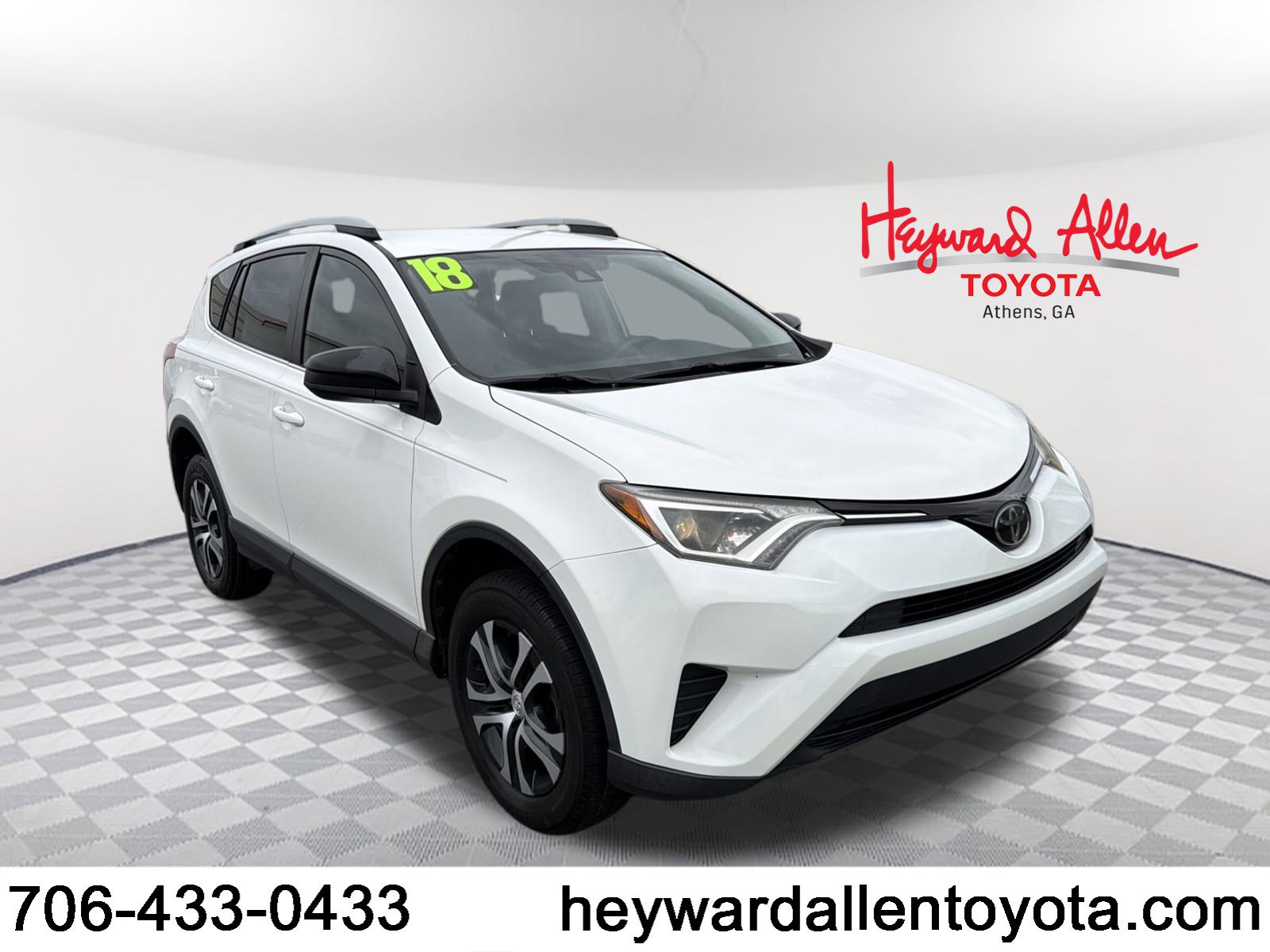 2018 Toyota RAV4 LE's photo