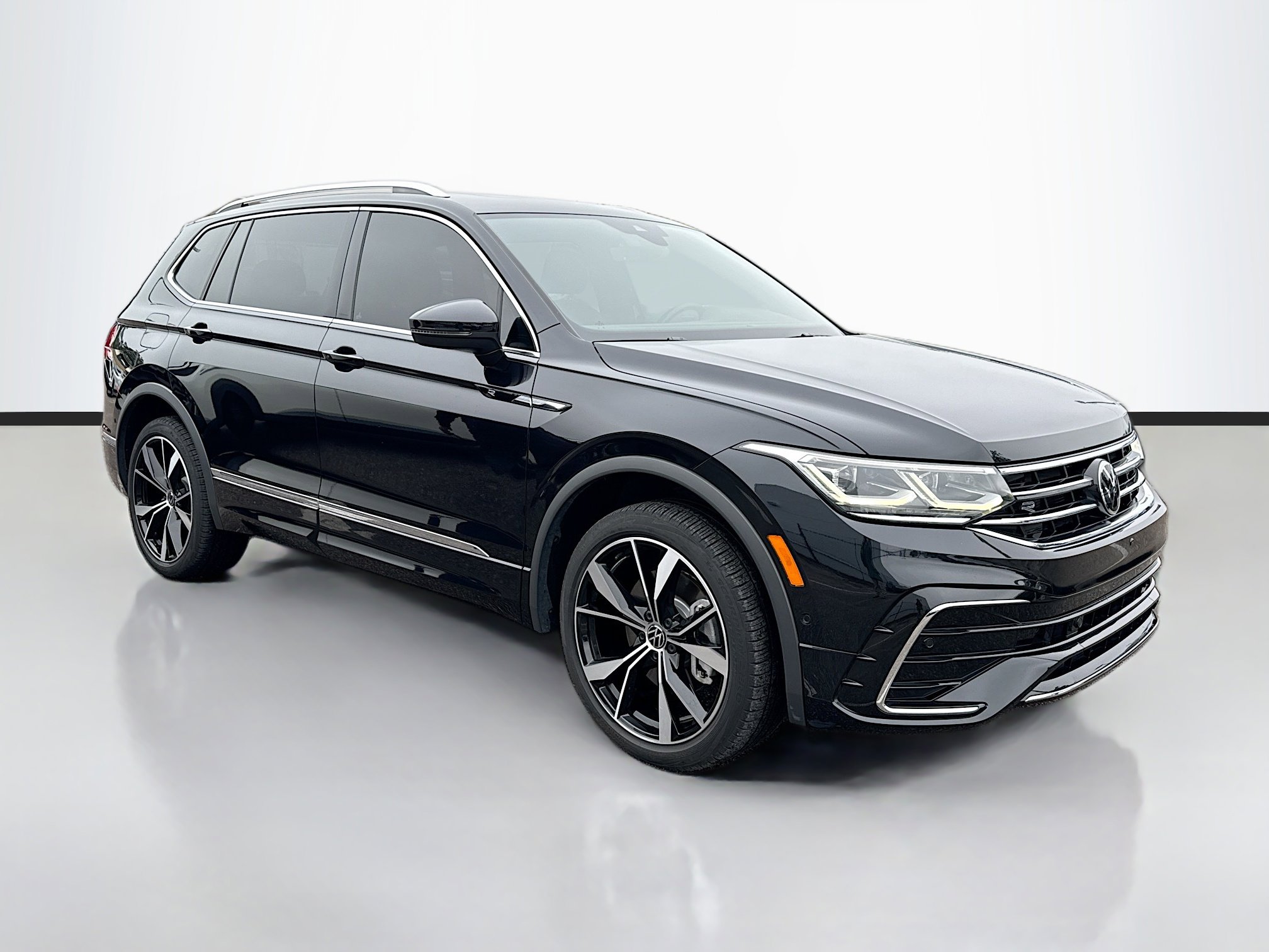 2023 Volkswagen Tiguan SEL R-LINE's photo