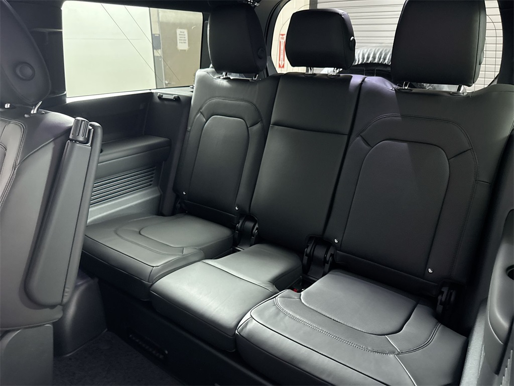 2025 Land Rover Defender 130 X-Dynamic SE photo 20