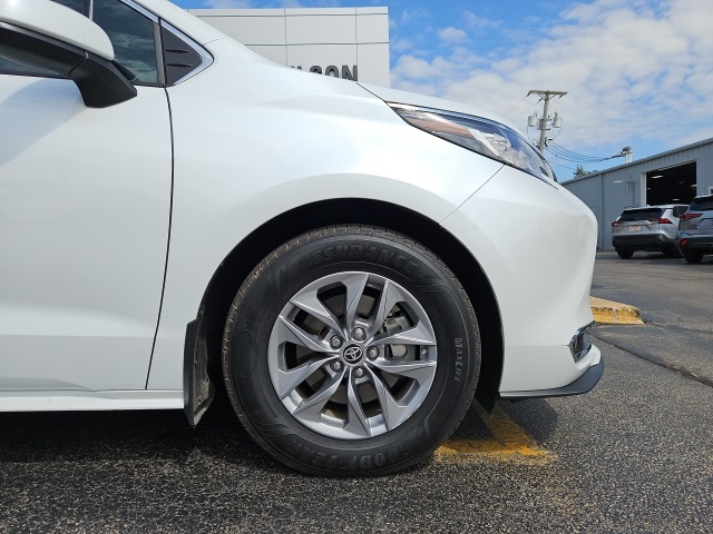 2023 Toyota Sienna XLE photo 14