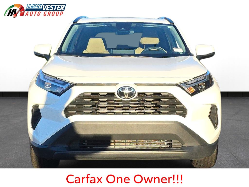 2024 Toyota RAV4 XLE photo 3