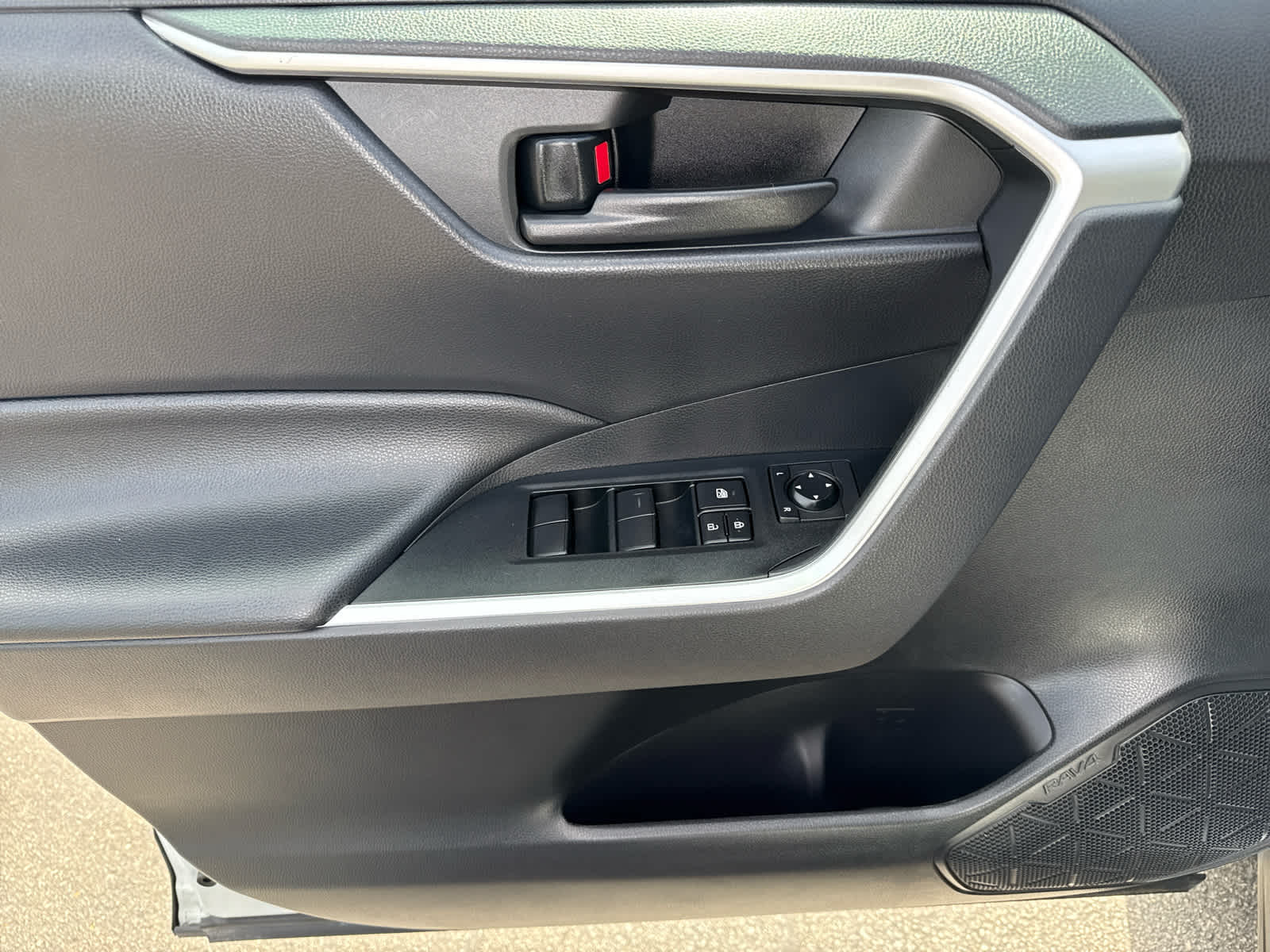 2019 Toyota RAV4 LE photo 9