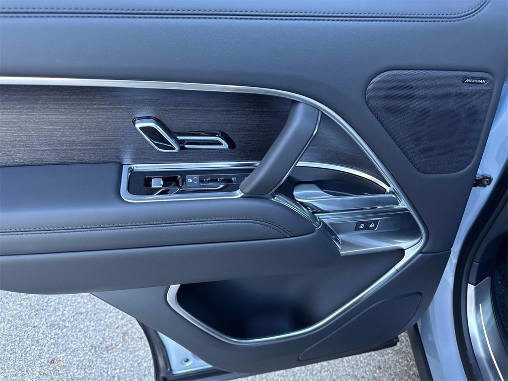 2025 Land Rover Range Rover SE photo 13