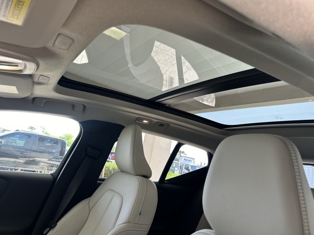 2025 Volvo XC40 Plus photo 10
