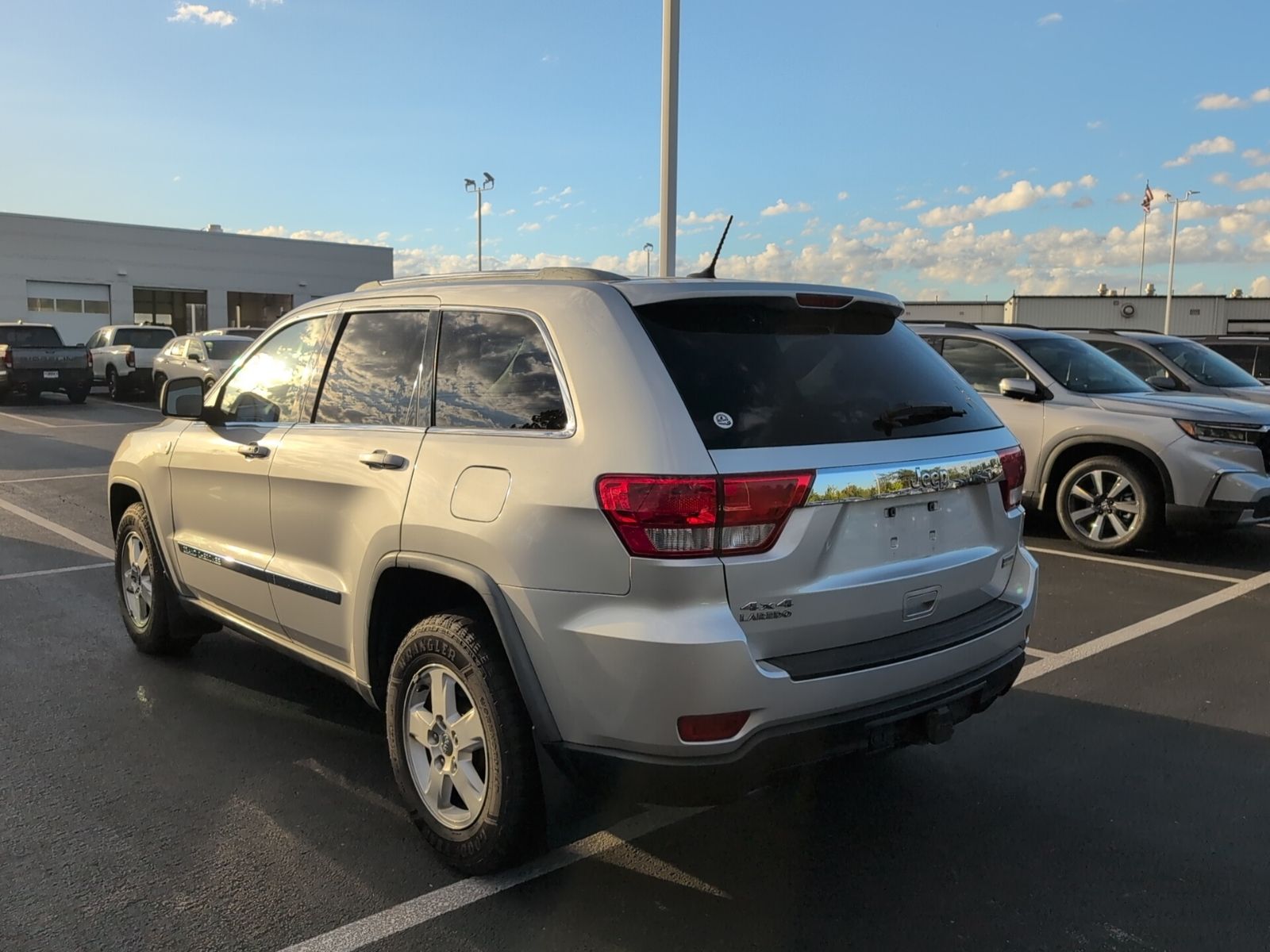 2011 Jeep Grand Cherokee Laredo photo 2
