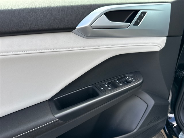 2025 Volkswagen Taos SE photo 8