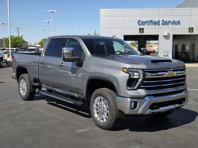 2025 Chevrolet Silverado 3500HD LTZ photo 4