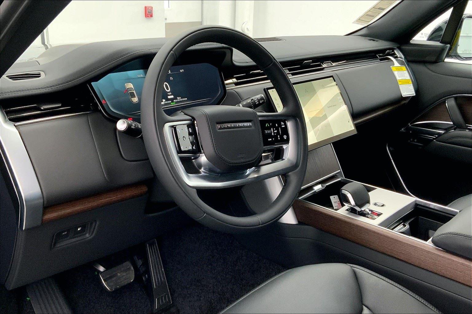 2025 Land Rover Range Rover SE photo 2