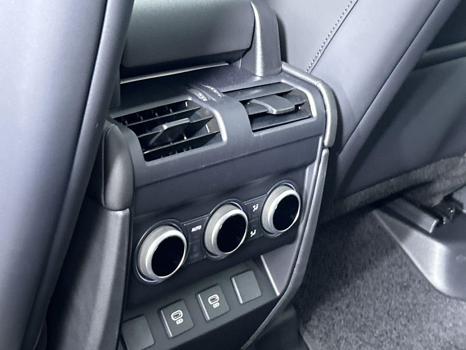 2025 Land Rover Defender 110 S photo 28
