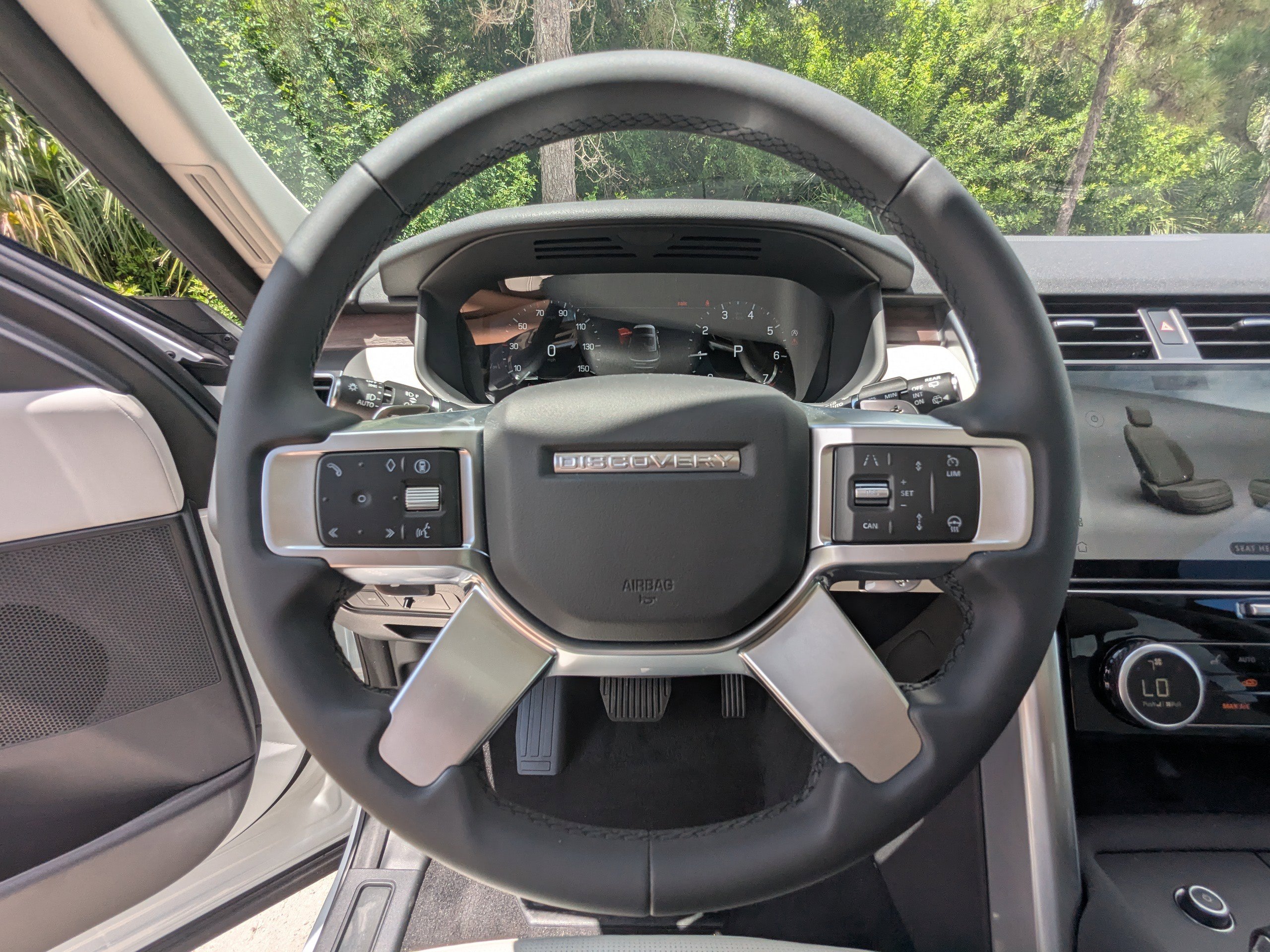 2025 Land Rover Discovery S photo 32