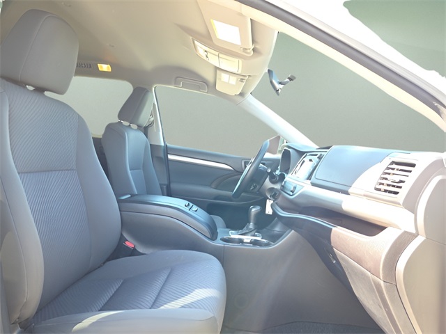 2016 Toyota Highlander LE photo 14