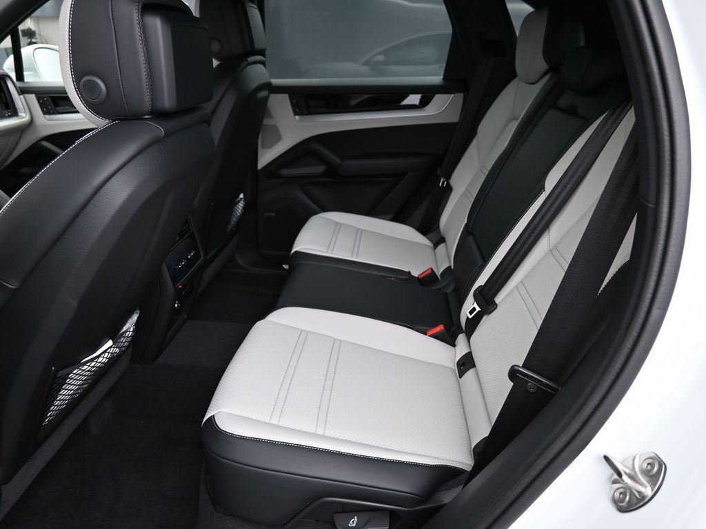 2026 Porsche Cayenne photo 7