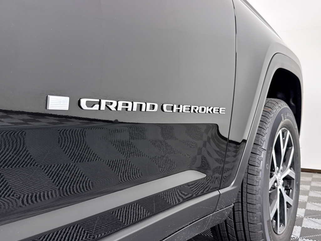 2025 Jeep Grand Cherokee Limited photo 3