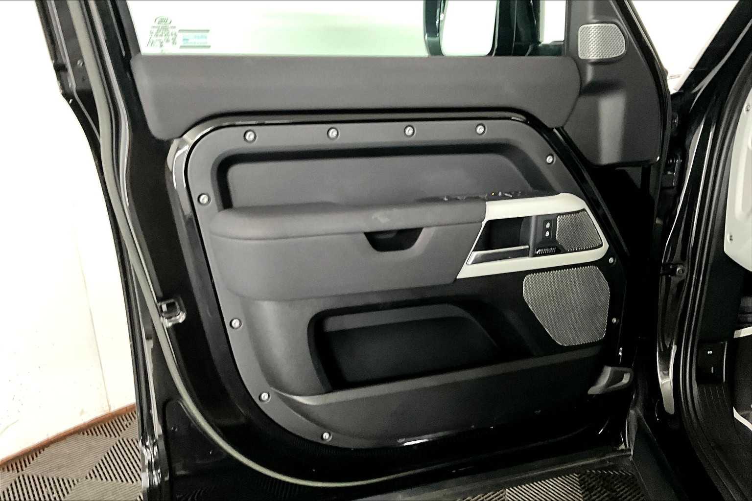 2023 Land Rover Defender SE photo 19