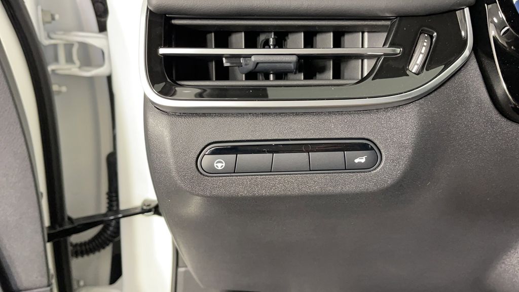 New 2025 White INFINITI LUXE image 29