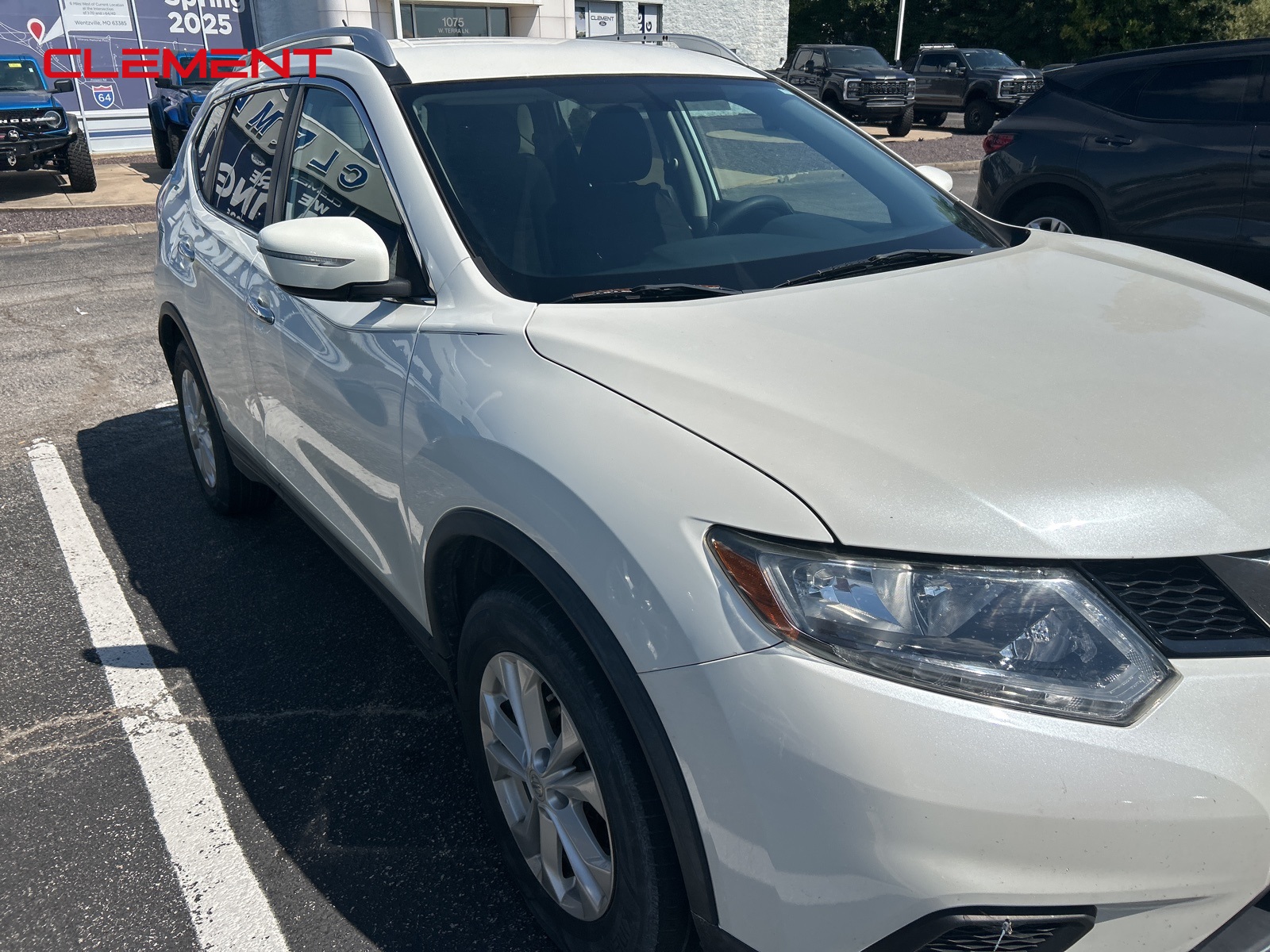 2015 Nissan Rogue SV photo 2