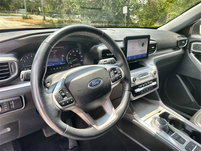 2023 Ford Explorer XLT photo 2