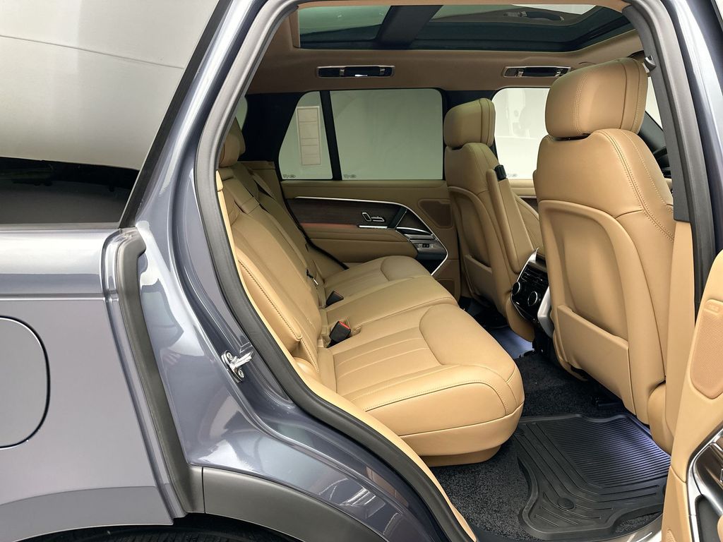 2025 Land Rover Range Rover SE photo 5