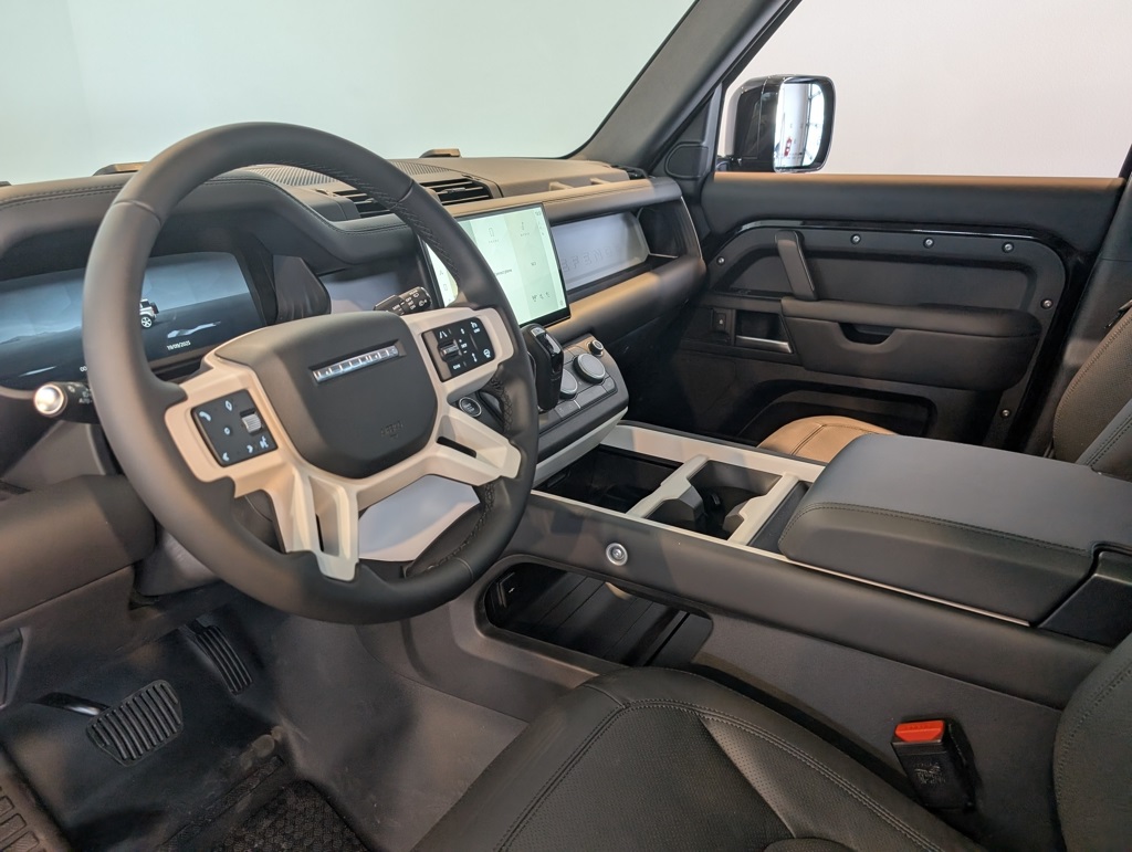 2025 Land Rover Defender 110 S photo 10