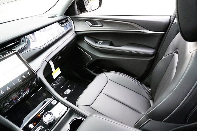 New 2023 Diamond Black Crystal Pearl-Coat Exterior Paint Jeep 4xe image 27