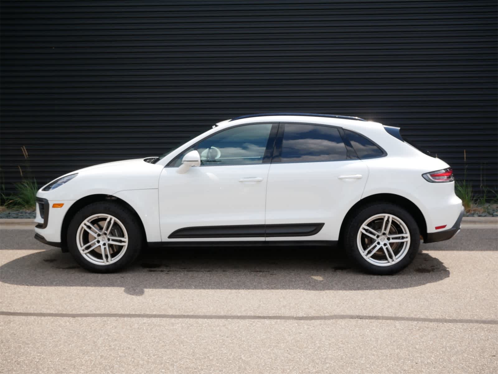 2024 Porsche Macan T photo 2