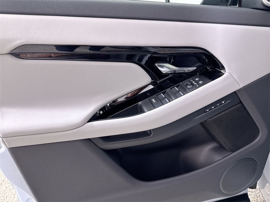 2026 Land Rover Range Rover Evoque Dynamic SE photo 13