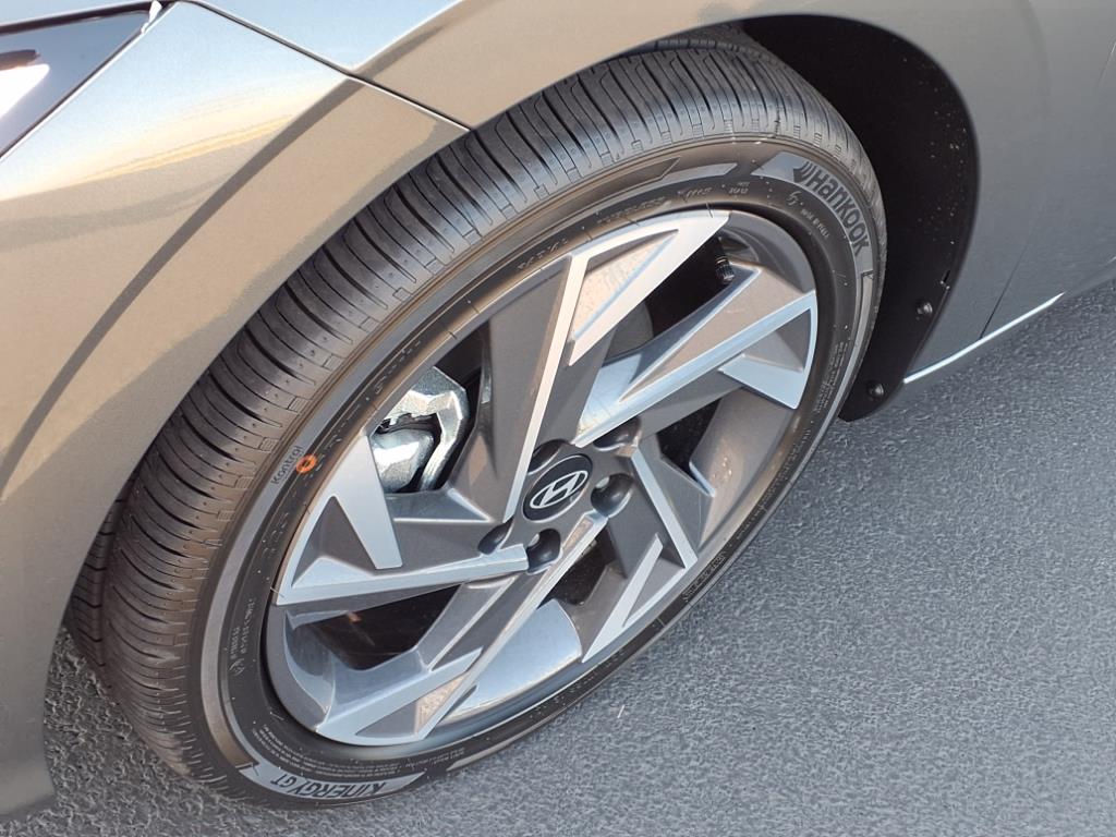 2025 Hyundai Elantra Limited photo 14