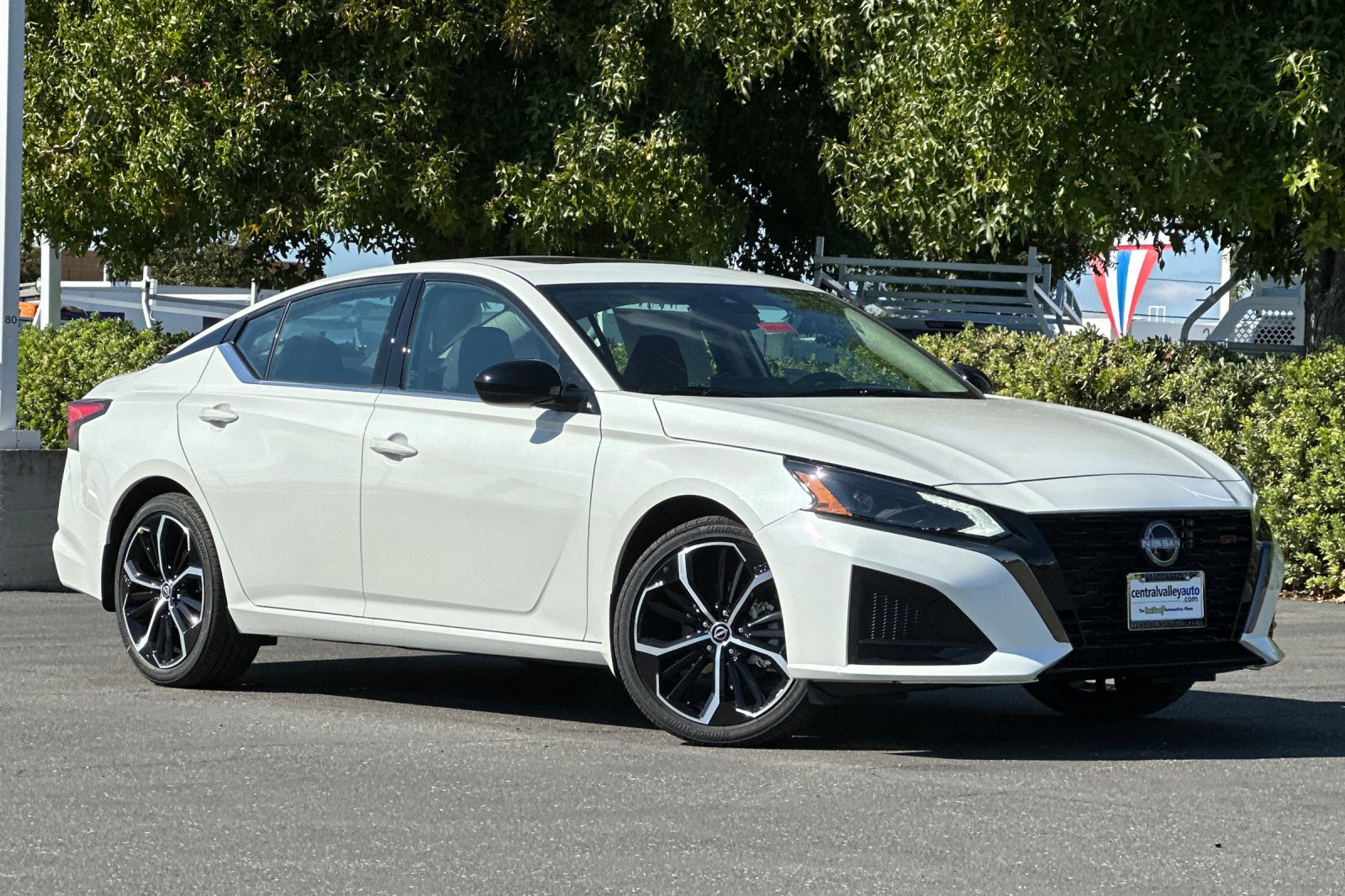 2025 Nissan Altima SR photo 2