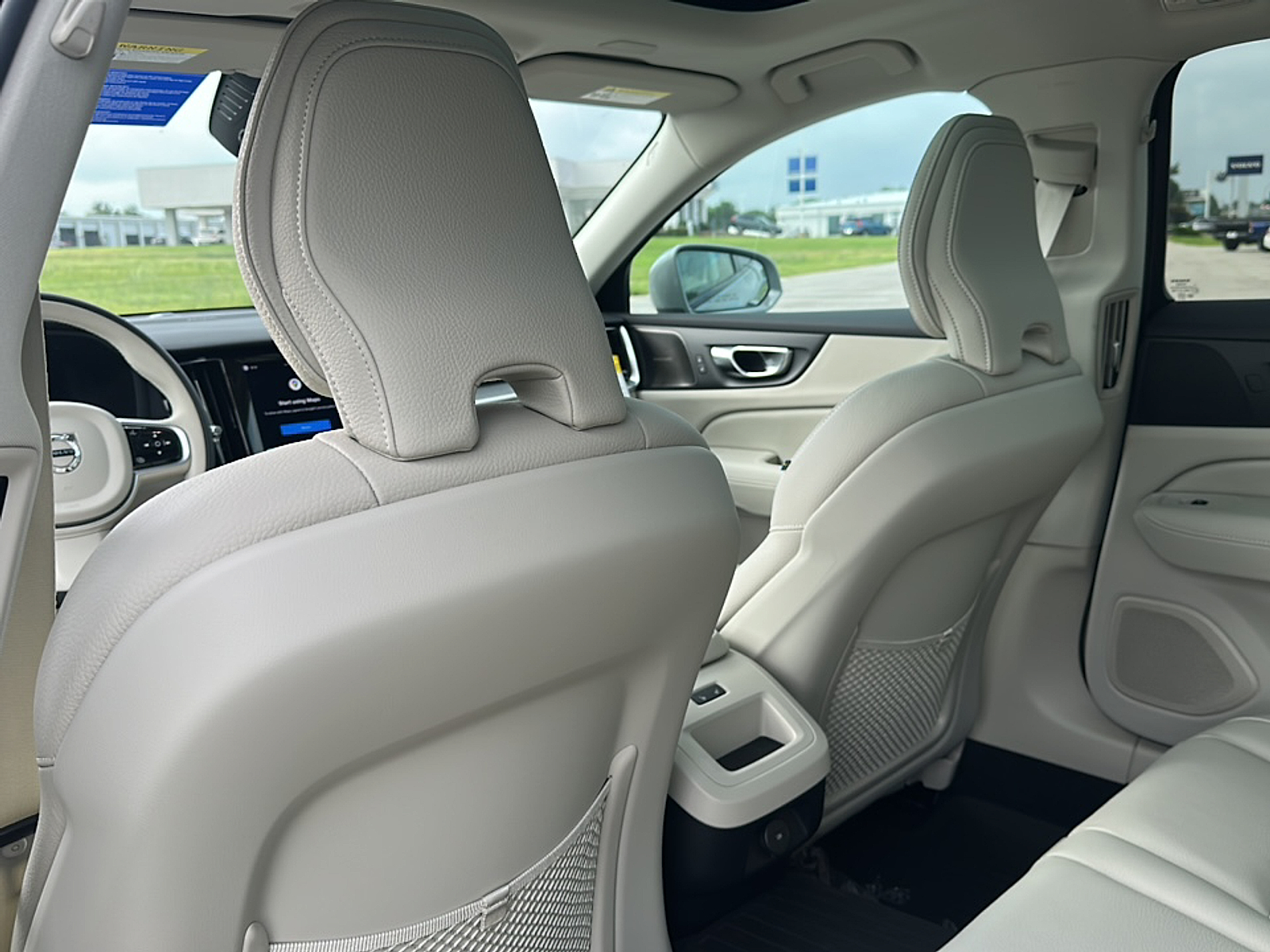 2026 Volvo V60 Cross Country B5 AWD Plus photo 8