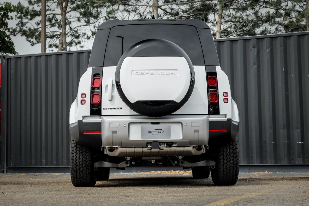 2025 Land Rover Defender 110 S photo 8