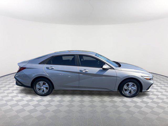 2025 Hyundai Elantra SE photo 4