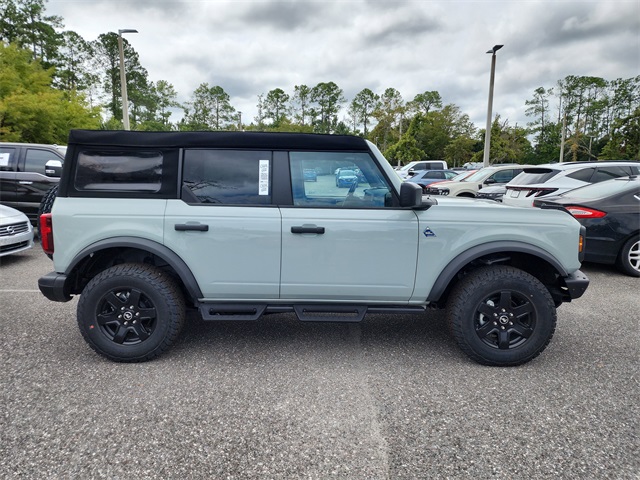 2024 Ford Bronco Black Diamond photo 2